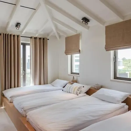 Bela - Stunning Luxury 6 Bedroom House *