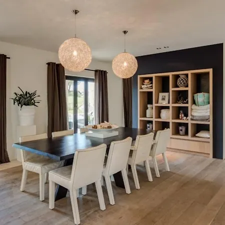 Bela - Stunning Luxury 6 Bedroom House Villa *