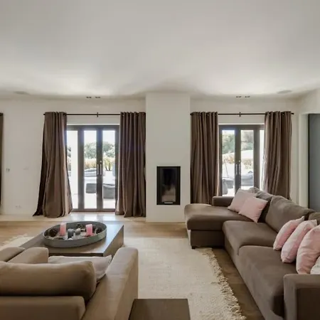 Bela - Stunning Luxury 6 Bedroom House *